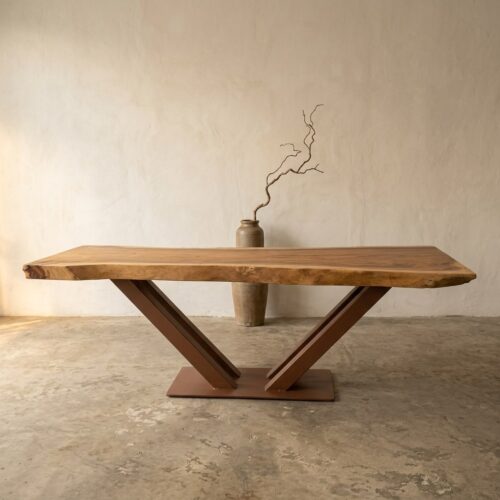 Moderner Esstisch aus Holz mit natürlicher Oberfläche und einzigartigem V-förmigem Untergestell – perfekt für ein stilvolles Esszimmer oder Wohnzimmer. Hergestellt aus hochwertigem Massivholz für Langlebigkeit und Eleganz.