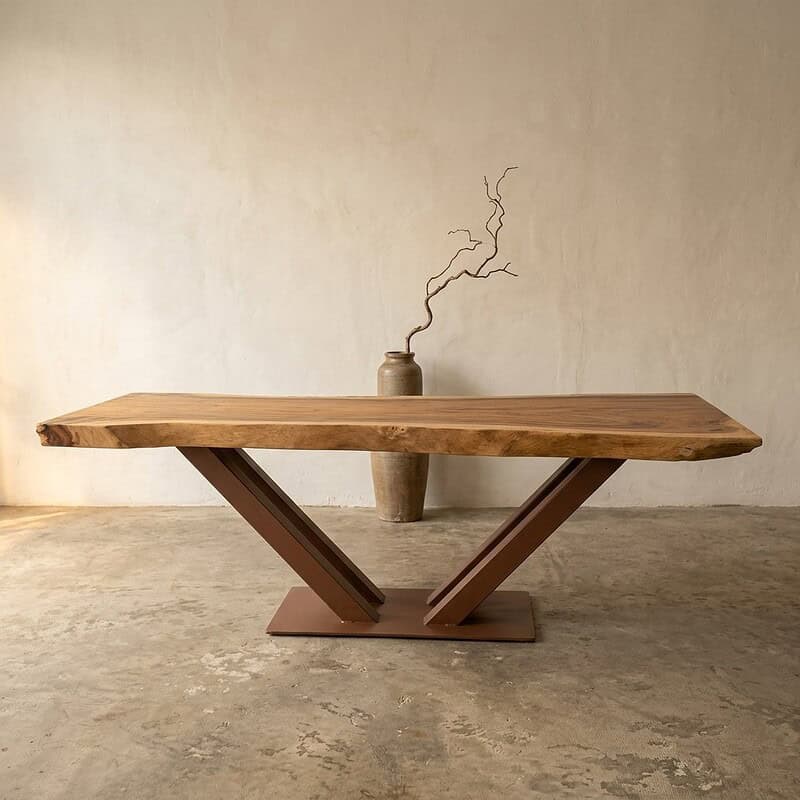 Moderne houten eettafel met natuurlijke afwerking en unieke V-vormige basis, perfect voor een stijlvolle eetkamer of woonkamer. Gemaakt van hoogwaardig massief hout voor duurzaamheid en elegantie.