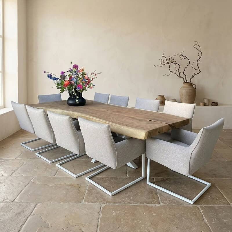 Houten eettafel met 10 stoelen en bloemenvaas Ein moderner Esstisch aus Holz mit 10 bequemen Stühlen und einer farbenfrohen Blumenvase – perfekt für ein stilvolles Esszimmer.