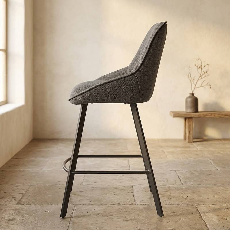 Moderne eettafelstoel met zachte stoffen bekleding en zwarte houten poten, geschikt voor een stijlvolle eetkamer of keuken.