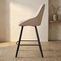 Elegante beige eetkamerstoel met zwarte houten poten, perfect voor een moderne interieurstijl. Gemaakt door Mokana Meubelen, combineert comfort en stijl voor elke eetruimte.