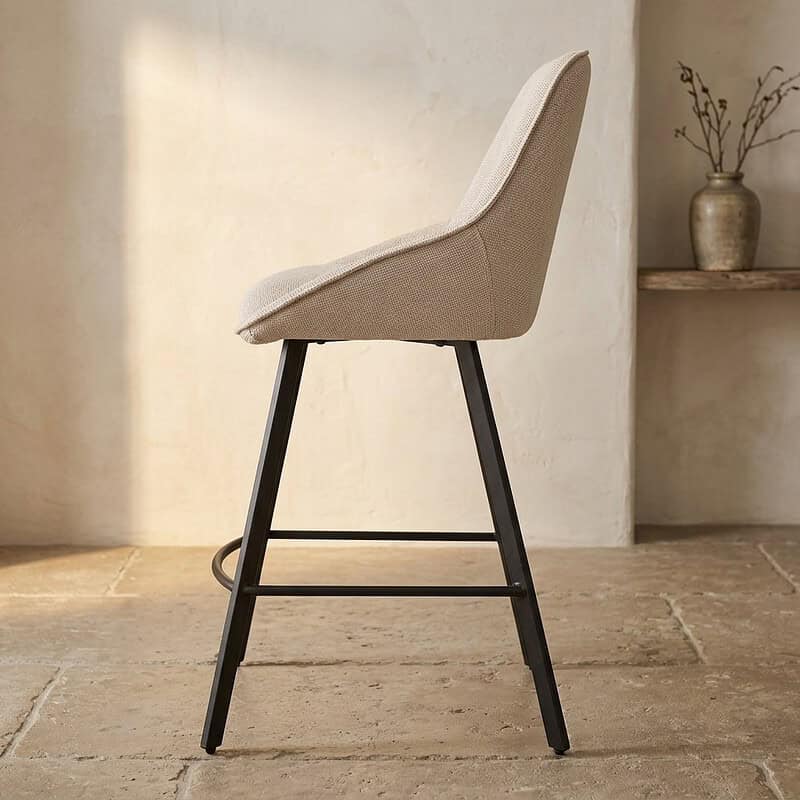 Elegante beige eetkamerstoel met zwarte houten poten, perfect voor een moderne interieurstijl. Gemaakt door Mokana Meubelen, combineert comfort en stijl voor elke eetruimte.