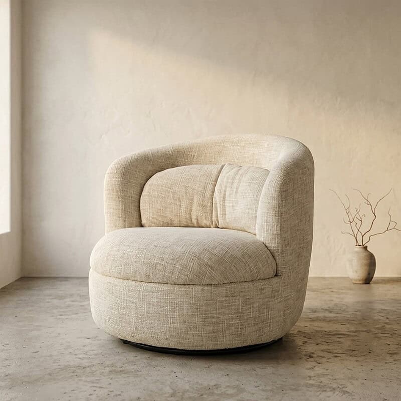 Comfortabele houten fauteuil met zachte bekleding en kussen, perfect voor een moderne woonkamer.