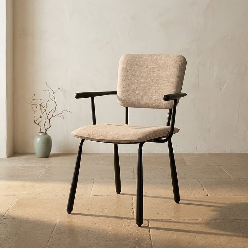 Moderner Holzstuhl mit beigem Bezug und Armlehnen – perfekt für eine stilvolle und bequeme Sitzecke zu Hause oder im Büro.