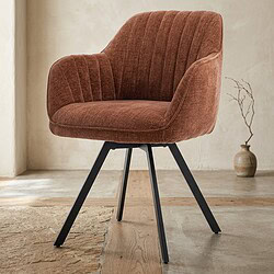 Moderne eetkamerstoel met houten poten en zachte, geribbelde stoffen bekleding in terracotta kleur, perfect voor een stijlvolle eetkamer of woonkamer.