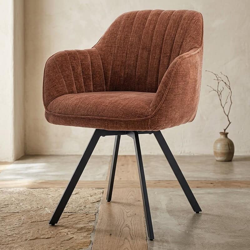 Moderne eetkamerstoel met houten poten en zachte, geribbelde stoffen bekleding in terracotta kleur, perfect voor een stijlvolle eetkamer of woonkamer.