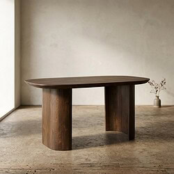 Robuuste houten eettafel van Mokana Meubelen, perfect voor moderne en landelijke interieurs, gemaakt van hoogwaardig massief hout met een strakke afwerking.