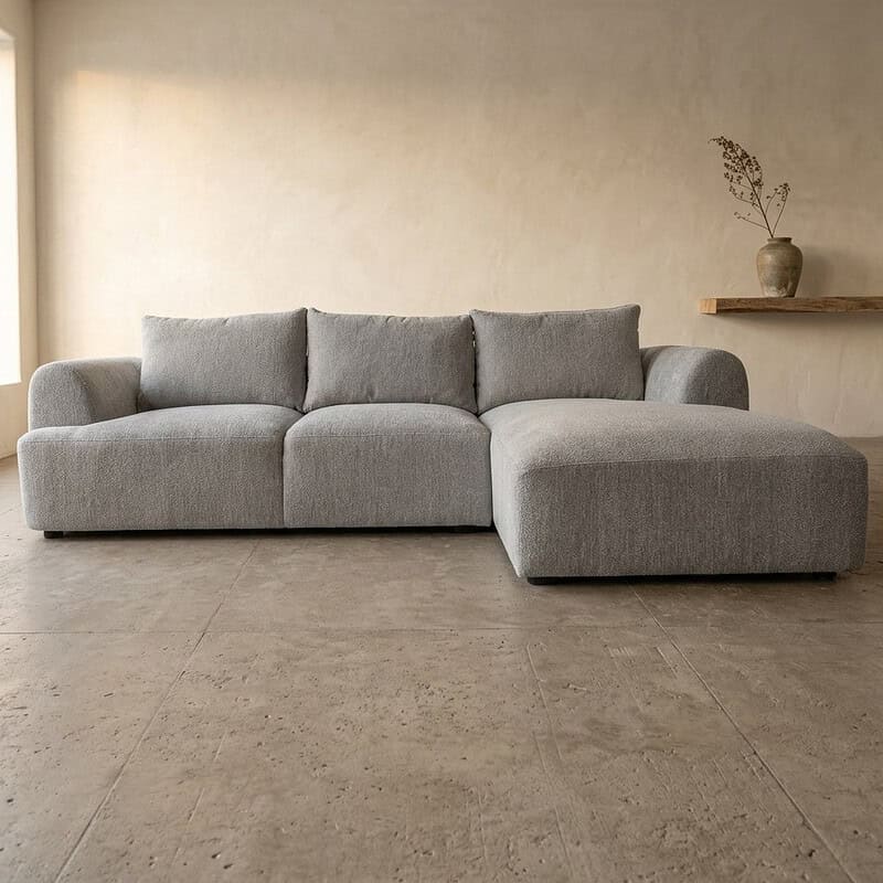Moderne grijze loungebank met ruime zitplaatsen, perfect voor een stijlvolle en comfortabele woonkamer. Gemaakt van hoogwaardig materiaal, ideaal voor ontspanning en gezinsgebruik.