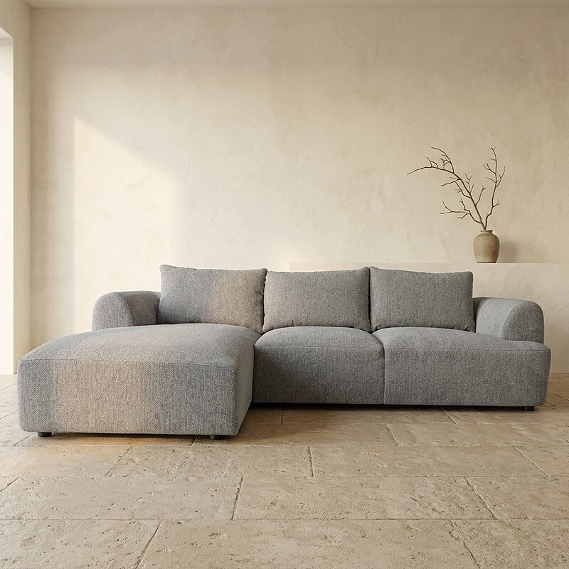 Bank met chaise longue in een modern en minimalistisch interieur, gemaakt door Mokana Meubelen. Perfect voor een stijlvolle en comfortabele woonkamer met een neutraal kleurenpalet.