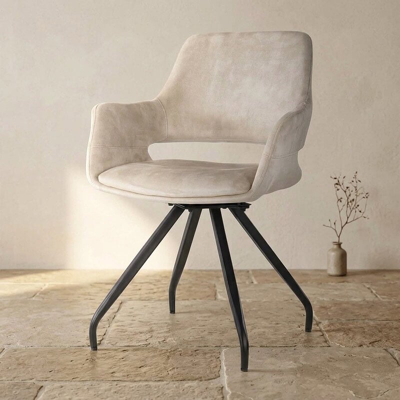 Luxuriöser beiger Samtsessel mit schwarzen Holzbeinen, perfekt für moderne Einrichtungen und ein bequemes Sitzerlebnis. Ideal für das Wohnzimmer oder das Büro.