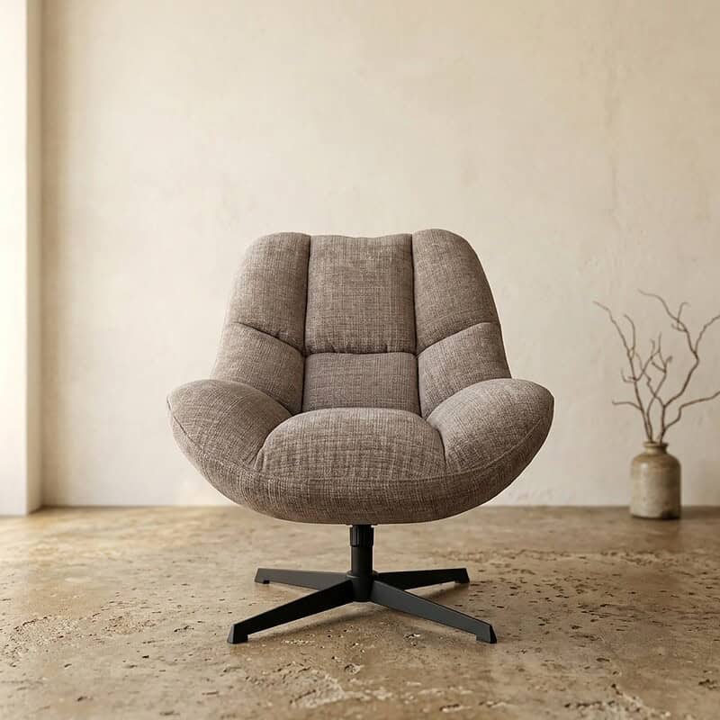 Comfortabele moderne lounge fauteuil met zachte stoffen bekleding en ergonomisch ontwerp, perfect voor een stijlvolle woonkamer of kantoorruimte.