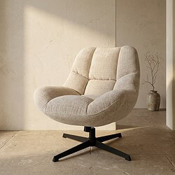 Comfortabele moderne lounge stoel met zachte bekleding en draaibaar onderstel, perfect voor een stijlvolle en gezellige zithoek.