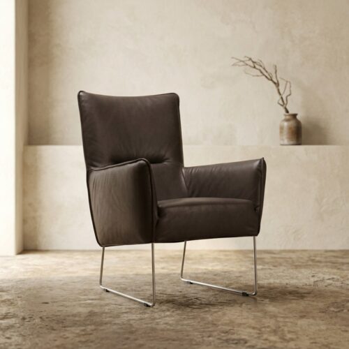 Luxe leren fauteuil van Mokana Meubelen, modern design, comfortabele zit, perfect voor woonkamer of kantoor.