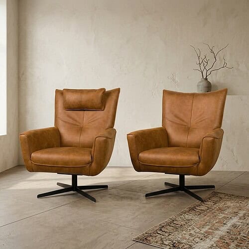 Luxe leren fauteuils in een minimalistisch interieur, perfect voor een stijlvolle woonkamer of kantoorruimte.