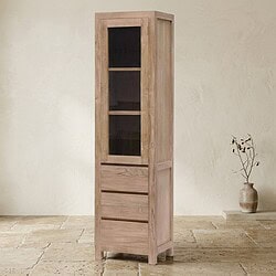 Elegante Vitrine aus Holz mit Glastüren und Schubladen, ideal zur Aufbewahrung von Geschirr und Dekoartikeln, gefertigt aus hochwertigem Massivholz.