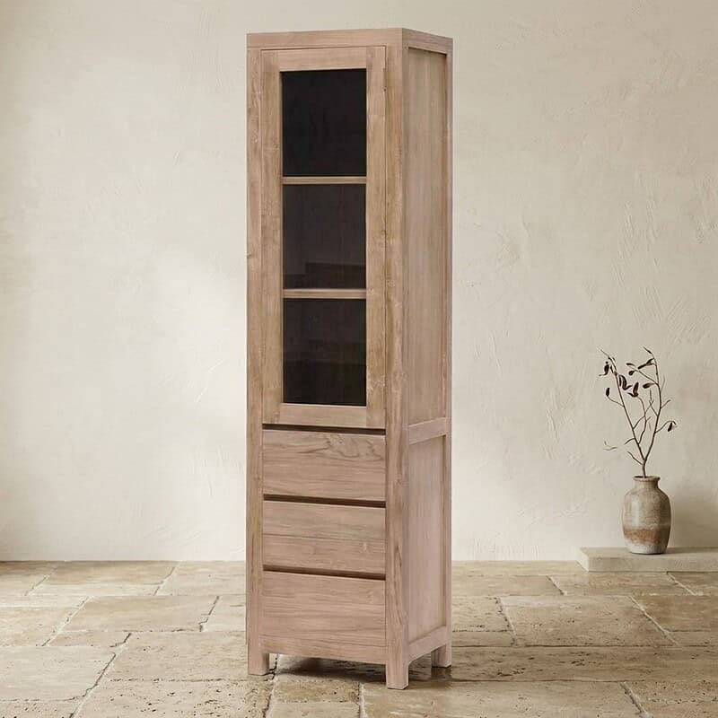 Elegante Vitrine aus Holz mit Glastüren und Schubladen, ideal zur Aufbewahrung von Geschirr und Dekoartikeln, gefertigt aus hochwertigem Massivholz.