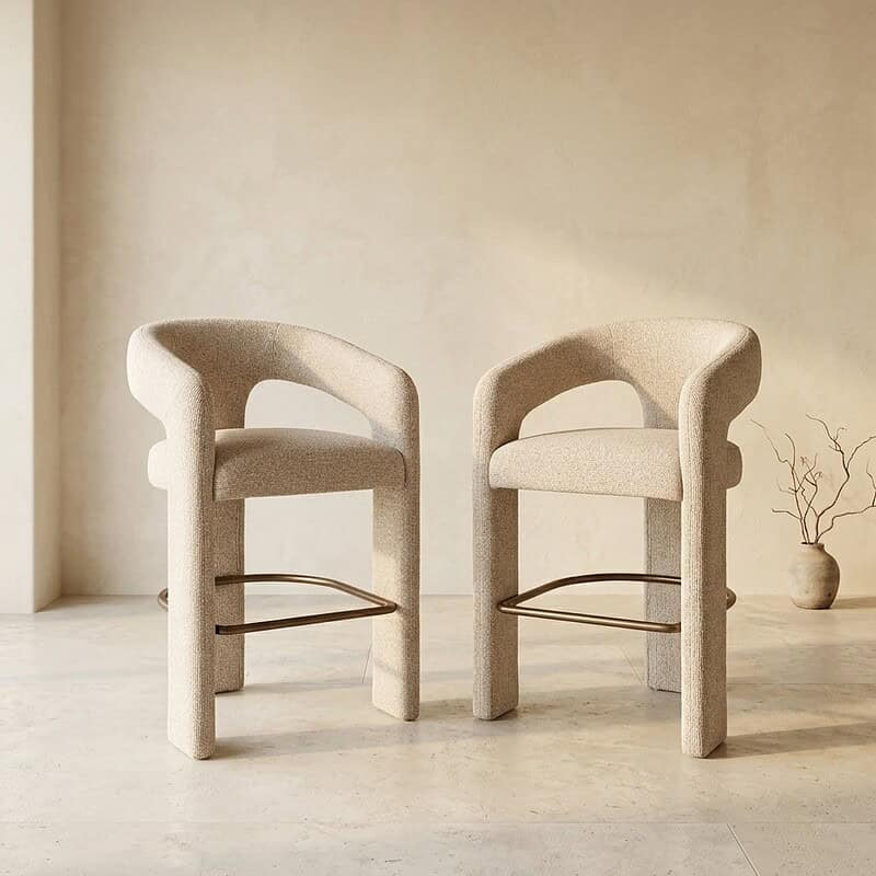 Zwei moderne Sessel mit weicher Polsterung und Armlehnen aus Holz, platziert in einem minimalistischen Interieur. Perfekt für eine stilvolle und gemütliche Sitzecke.
