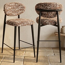 Moderne Barhocker aus Holz mit bequemen Stoffsitzen, perfekt für Kücheninseln und Bars, mit einem stilvollen und langlebigen Design.