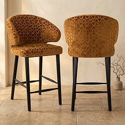 Twee moderne stoelen met geometrisch patroon in bruin fluweel en zwarte poten, geschikt voor woonkamer of eetkamer.