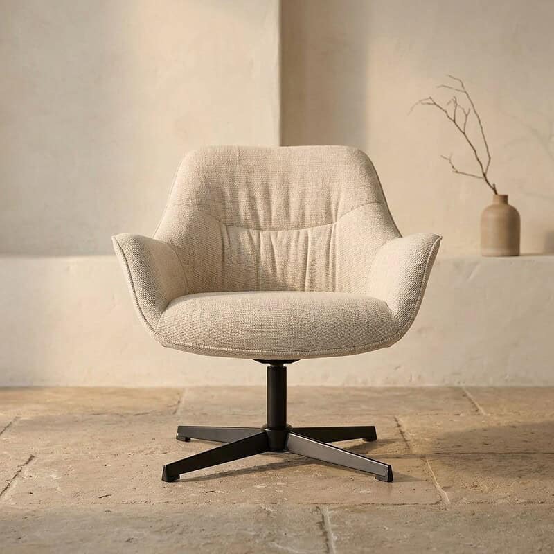 Moderne Mokana lounge stoel met comfortabele bekleding en zwart metalen onderstel, perfect voor een stijlvolle woonkamer of kantoorruimte.