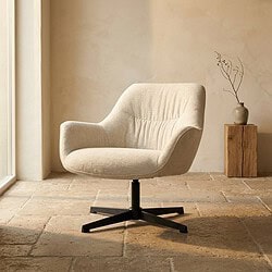 Moderne beige lounge stoel voor comfortabele zithoek in modern interieur.