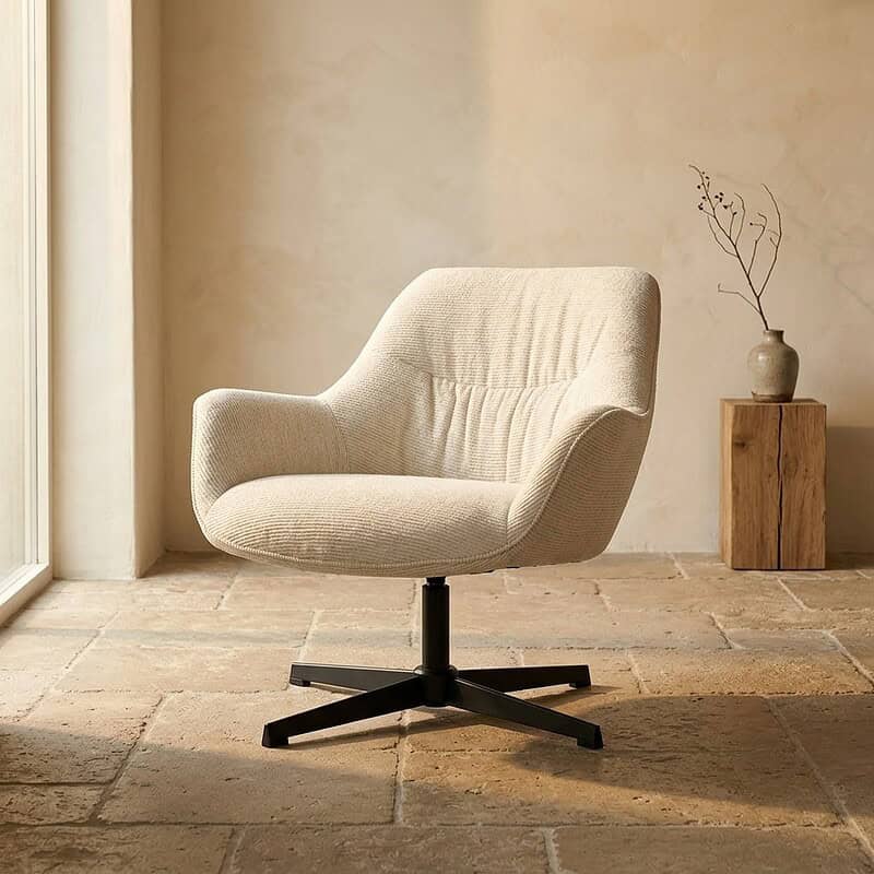 Moderne beige lounge stoel voor comfortabele zithoek in modern interieur.