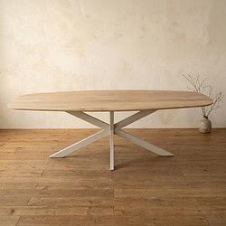 Moderne eettafel met houten blad en wit onderstel, perfect voor een eigentijdse eetkamer of keuken. Duurzaam en stijlvol design voor dagelijks gebruik.