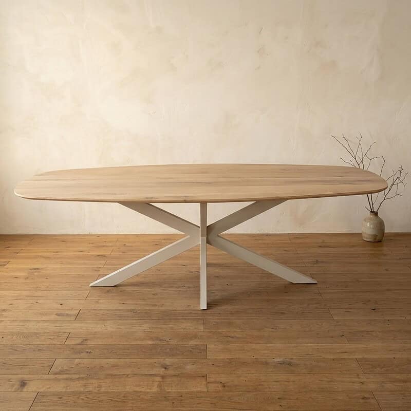 Moderne eettafel met houten blad en wit onderstel, perfect voor een eigentijdse eetkamer of keuken. Duurzaam en stijlvol design voor dagelijks gebruik.