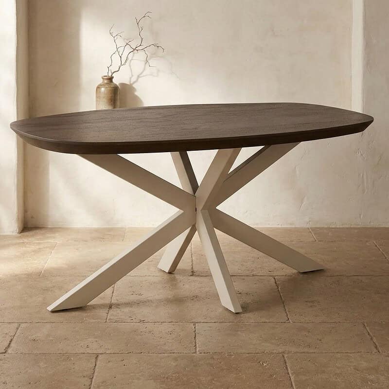 Moderne houten eettafel met unieke sculpturale onderstel, perfect voor een stijlvolle eetkamer of vergaderruimte. Gemaakt van hoogwaardig hout met een strak ontwerp.