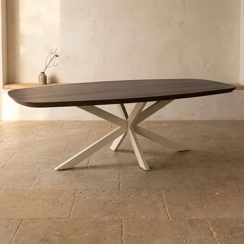 Moderne eettafel met houten blad en unieke witte onderstel, perfect voor een stijlvolle eetkamer of woonruimte. Gemaakt van hoogwaardige materialen voor duurzaamheid en design.