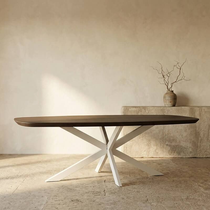 Strakke houten eettafel met moderne, sculpturale basis, perfect voor een eigentijdse eetkamer of woonkamer, gemaakt door Mokana Meubelen.