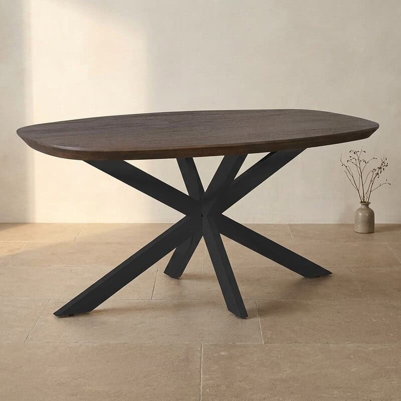 Moderne eettafel met houten blad en zwart metalen onderstel, perfect voor een eigentijdse eetkamer of keuken. Duurzaam en stijlvol design voor dagelijks gebruik.