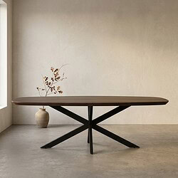 Moderne houten eettafel van Mokana meubelen met zwart metalen onderstel, strak en minimalistisch, geschikt voor eetkamers en woonruimtes.