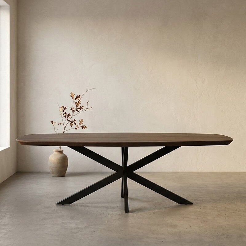 Moderne houten eettafel van Mokana meubelen met zwart metalen onderstel, strak en minimalistisch, geschikt voor eetkamers en woonruimtes.