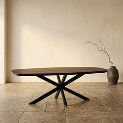 Moderne eettafel met houten blad en zwart metalen onderstel, geschikt voor eetkamers en keukens, design meubelstuk van Mokana Meubelen.