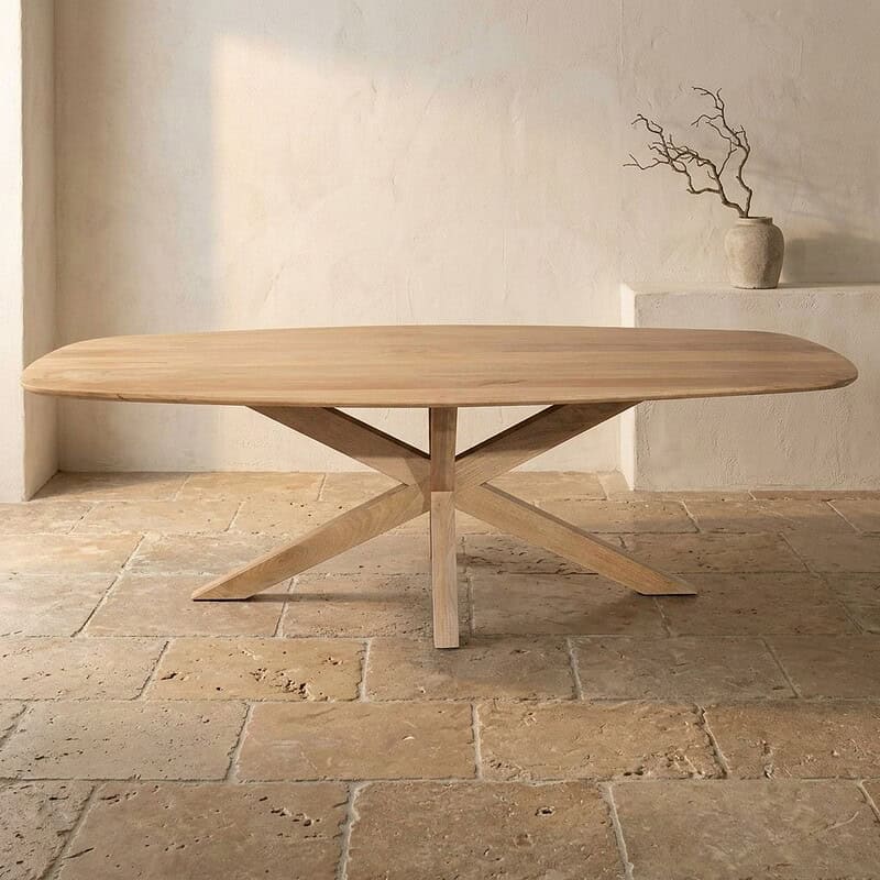 Eikenhouten eettafel met uniek kruisvormig onderstel, perfect voor een moderne eetkamer of woonkamer, handgemaakt en duurzaam design.
