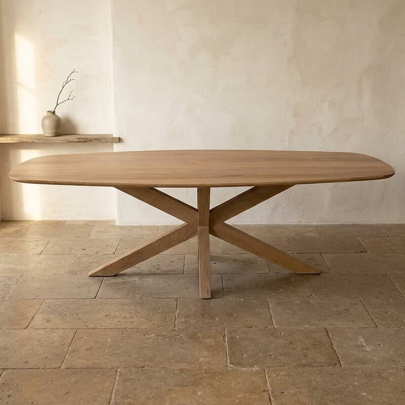 Eikenhouten eettafel met moderne X-vormige poten, perfect voor een stijlvolle eetkamer of woonruimte. Gemaakt van hoogwaardig massief hout voor duurzaamheid en tijdloze elegantie.