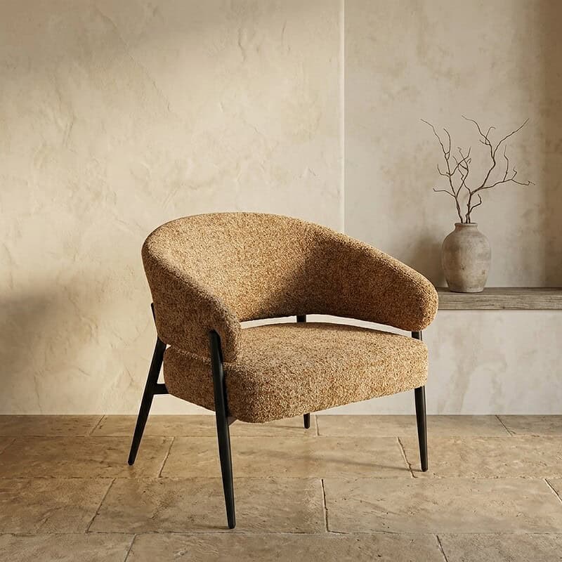 Moderne Mokana fauteuil met zachte bekleding en zwart houten poten, perfect voor een stijlvolle woonkamer of lounge.