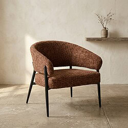 Moderne fauteuil met zachte, bruine bekleding en zwarte poten, perfect voor een stijlvolle en comfortabele zithoek. Ontdek hoogwaardige meubelen bij Mokana Meubelen voor een eigentijdse interieurstijl.