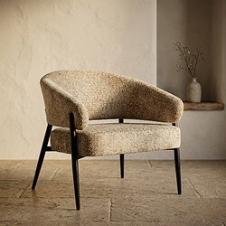Moderne Scandinavische fauteuil met houten poten en zachte stoffen bekleding, perfect voor een stijlvolle en comfortabele zithoek.