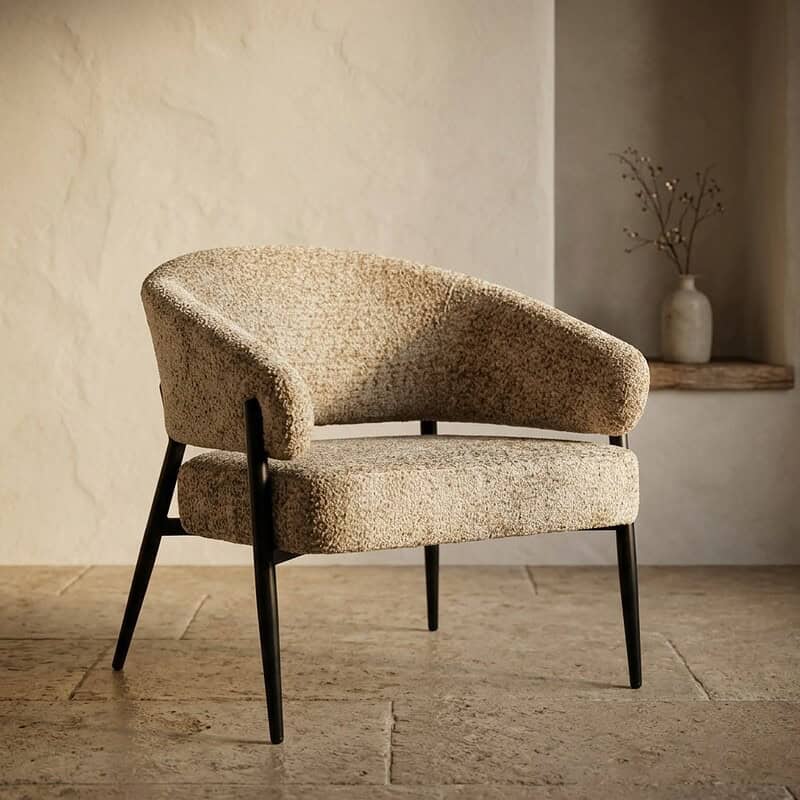 Moderne Scandinavische fauteuil met houten poten en zachte stoffen bekleding, perfect voor een stijlvolle en comfortabele zithoek.