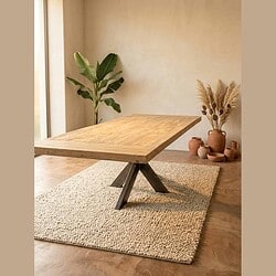 Houten eettafel met moderne zwarte onderstel Moderner Esstisch aus Holz mit schwarzem Metallgestell, perfekt für ein stilvolles Esszimmer oder Wohnzimmer, kombiniert mit natürlichen Dekoelementen und Pflanzen für eine gemütliche Atmosphäre.