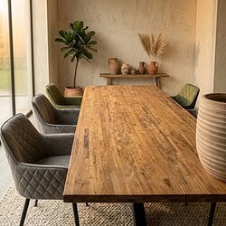 Ruime houten eettafel met comfortabele stoelen in een modern interieur, perfect voor gezellige maaltijden en bijeenkomsten in een stijlvolle, natuurlijke setting.
