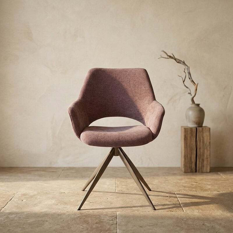 Moderne fauteuil met houten poten en zachte stoffen bekleding, perfect voor een stijlvolle woonkamer of kantoorruimte.