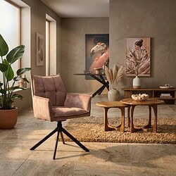 Luxe beige velvet eetkamerstoel met armleuning, perfect voor een stijlvolle eetkamer of woonkamer. Comfortabel en elegant design, ideaal voor moderne interieurs.