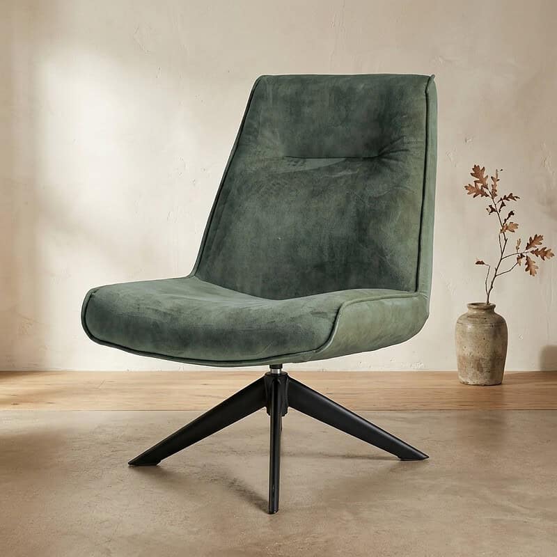 Moderne groene fauteuil met comfortabele bekleding en zwarte houten pootjes, ideaal voor woonkamer of kantoor, ontworpen door Mokana Meubelen.