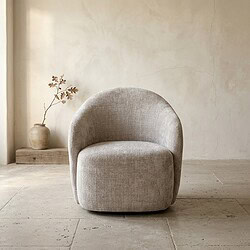 Comfortabele moderne fauteuil in lichtgrijze stof, perfect voor een stijlvolle woonkamer of zithoek.