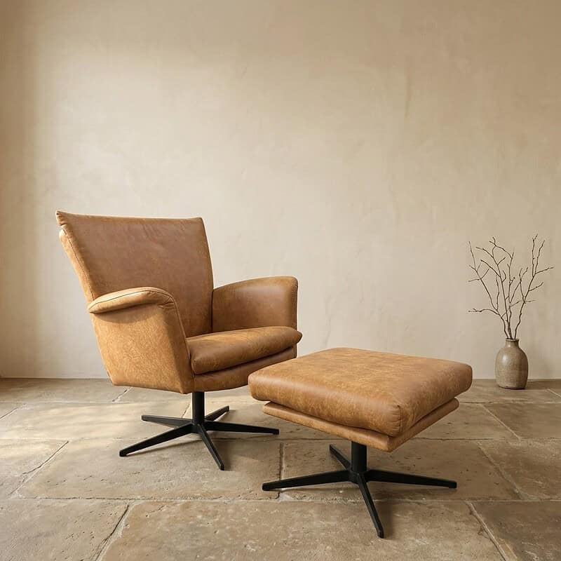 Luxe houten relaxfauteuil met voetenbank in een minimalistische woonkamer, perfect voor ontspanning en stijl.