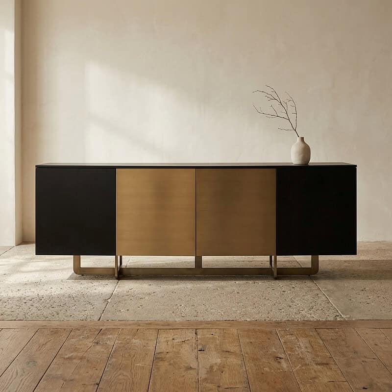 Modern houten dressoir met zwart en naturel afwerking, perfect voor een eigentijdse woonkamer of eetkamer. Gemaakt van hoogwaardige materialen voor duurzaamheid en stijl.