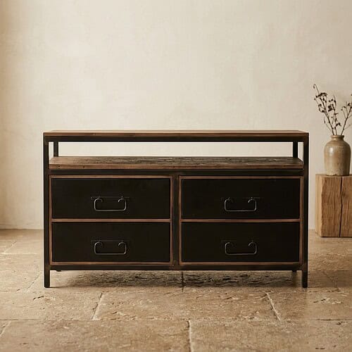 Elegant houten dressoir met vier zwarte laden, perfect voor moderne interieurs, gecombineerd met natuurlijke en industriële stijlen.